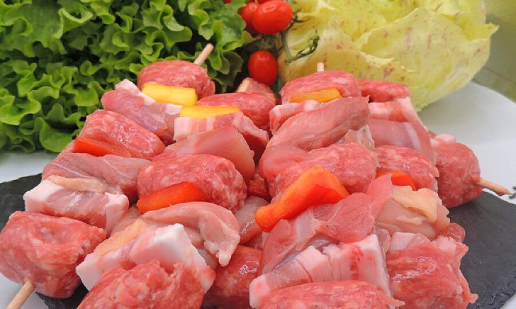 Spiedini di Pollo Maiale e Salsiccia