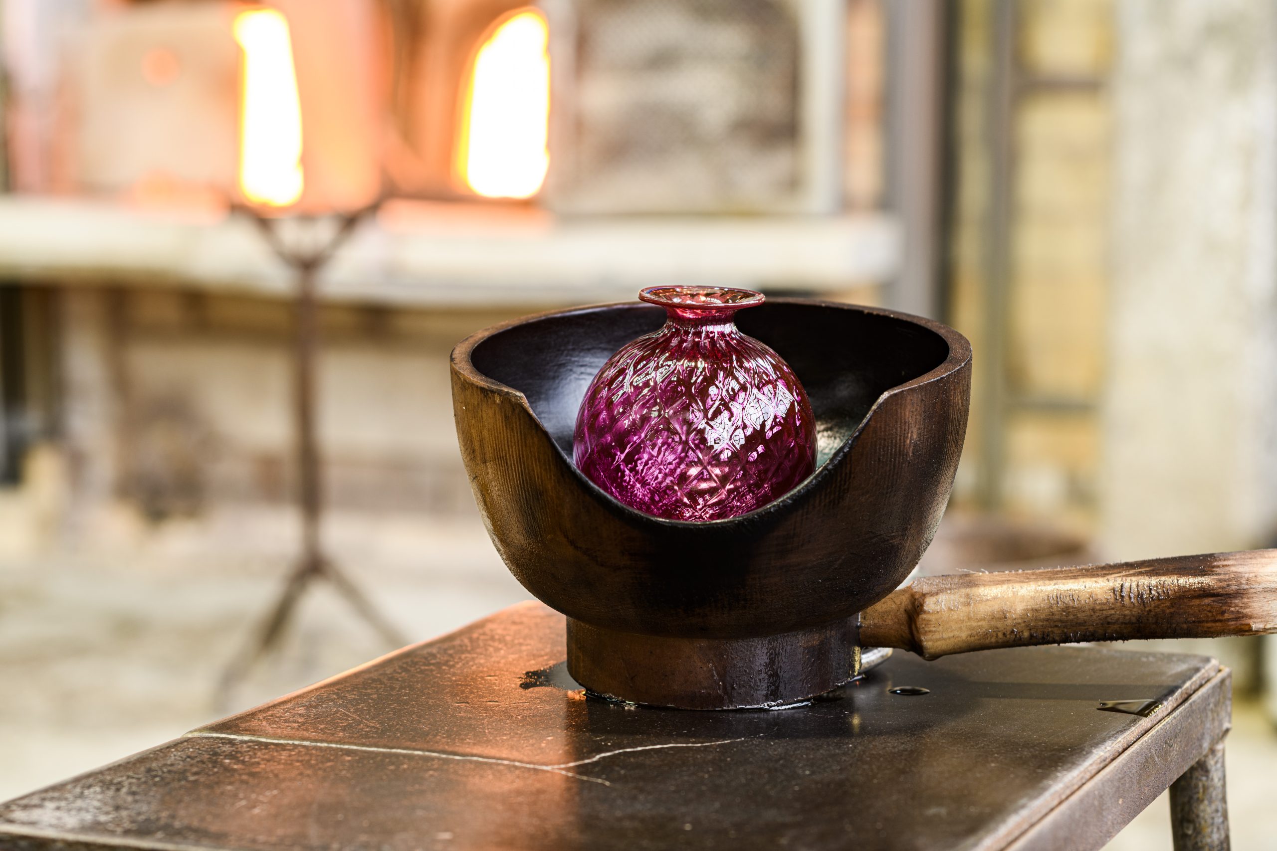 Venini Vaso Monofiore Balloton Magenta Filo Rosso H20,5 cm - immagine 3